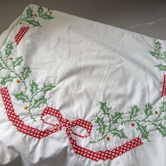 Vintage Oval Tablecloth 9 Napkins Scalloped Cross-Stitched Christmas Holiday - Picture 6 of 16